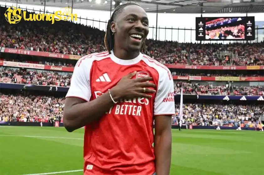 Tottenham lại thêm một lần cay đắng nhìn mục tiêu của mình khoác áo đại kình địch (Ảnh: Arsenal).