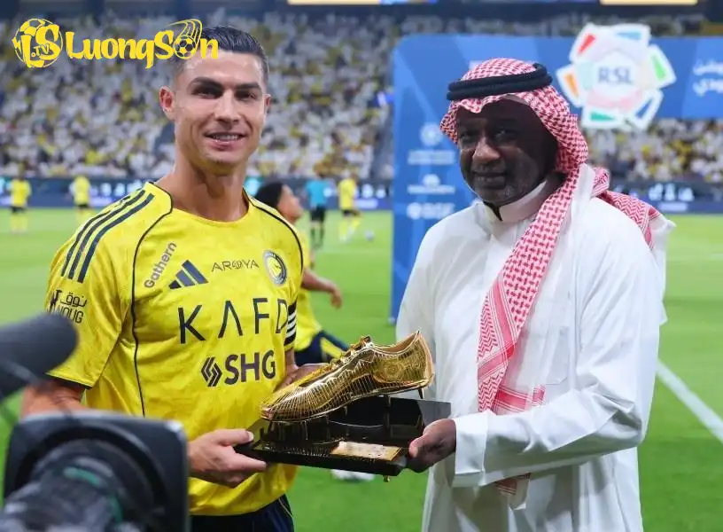Ronaldo nhận danh hiệu chiếc giành vàng tại Saudi Pro League (Ảnh: Nền tảng X)