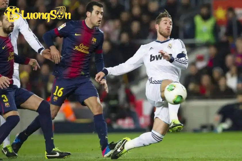 Vừa là anh em, vừa là đối thủ ở những trận Siêu Kinh điển nảy lửa.