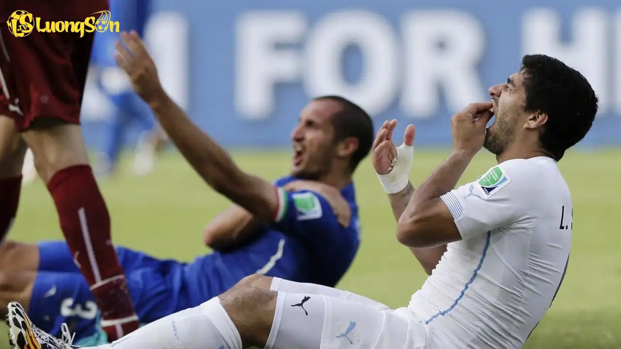 Tình huống cắn vai Chiellini nổi tiếng của Suarez tại World Cup 2014 (Ảnh: France24)