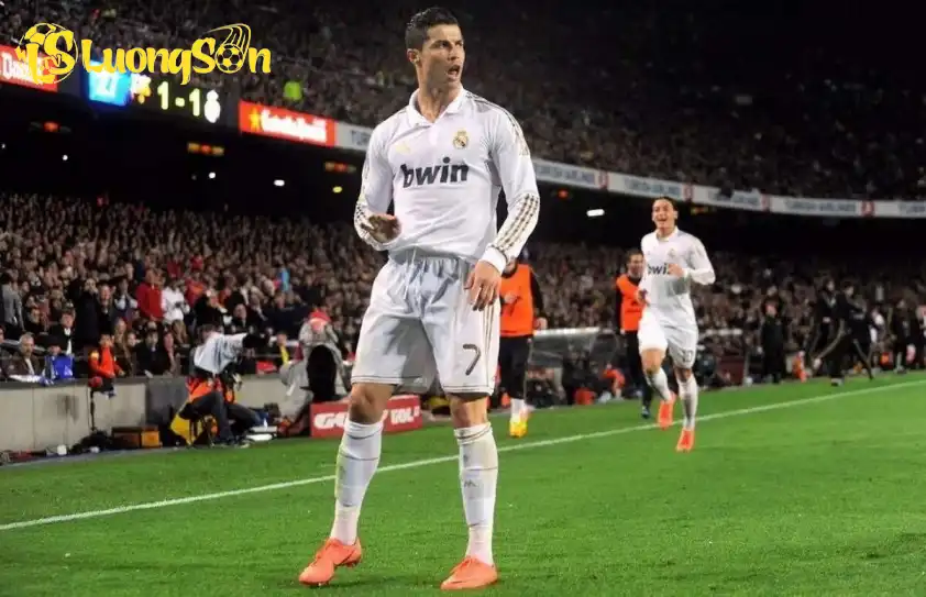 Ronaldo ngạo nghễ ăn mừng tại Camp Nou