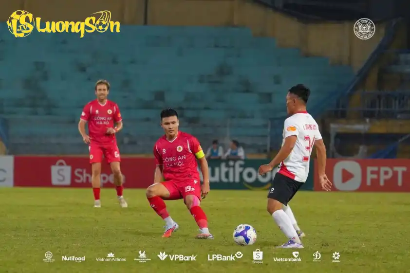 Quang Hải "tươi rói" với tinh thần chiến đấu của CAHN trước CA TPHCM