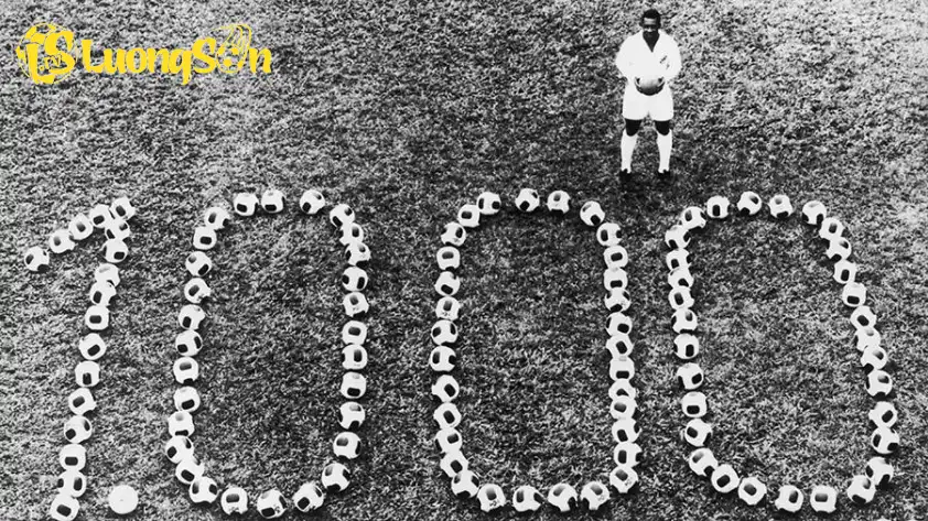 Hình ảnh Vua bóng đá Pele ăn mừng cột mốc 1.000 bàn thắng.