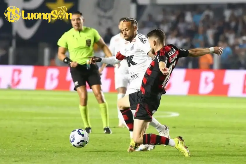 Dù muốn tham dự World Cup cùng Brazil, Neymar vẫn đang trầy trật tại Santos