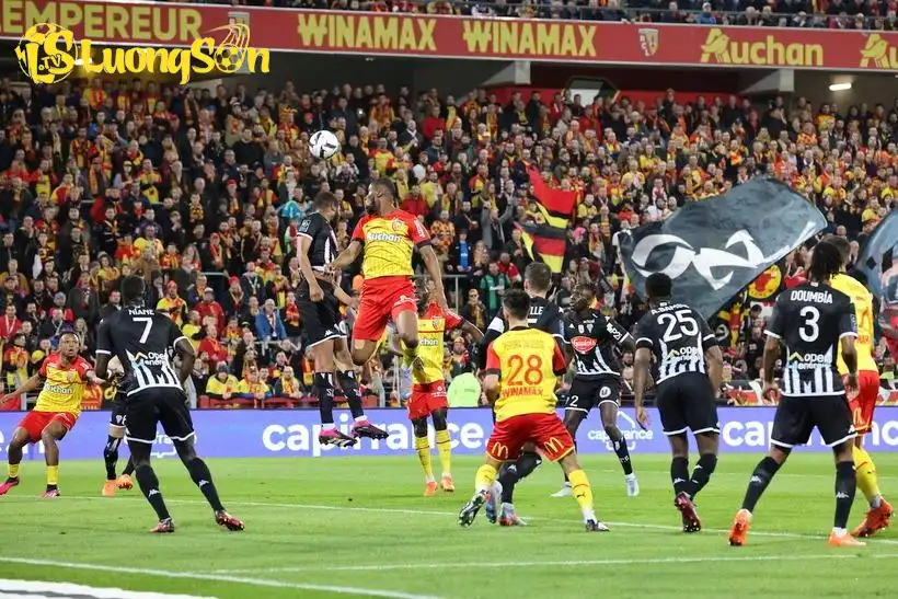 Đội khách mạnh hơn