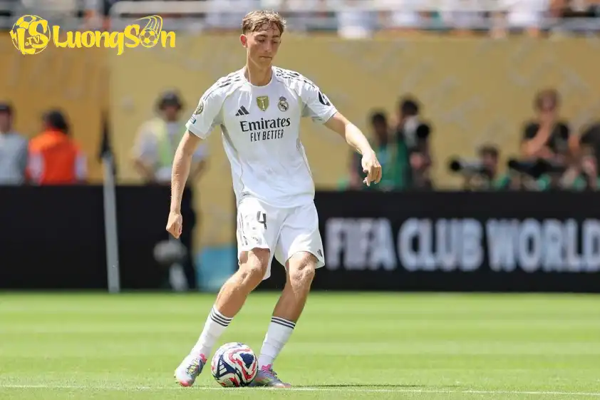 Ramos có thể trở thành người dìu dắt cho các hậu vệ trẻ của Real Madrid như Huijsen hay Garcia.