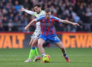 Man City cần một chiến thắng trước Crystal Palace để bám đuổi Arsenal.
